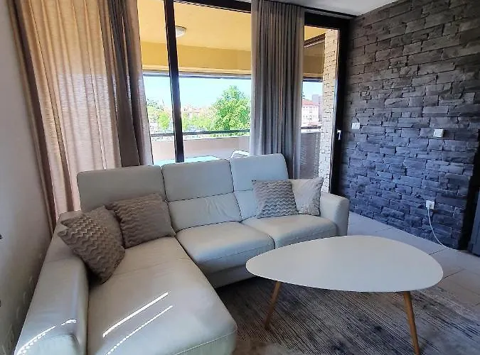 Lucia Exclusive With Parking In The Garage פורץ